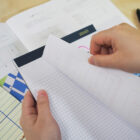 Poznámkový samolepiaci blok Stick’n Hopax žltý linajkový, 25,4x17,8 mm, 50 listov – Obrázok 4